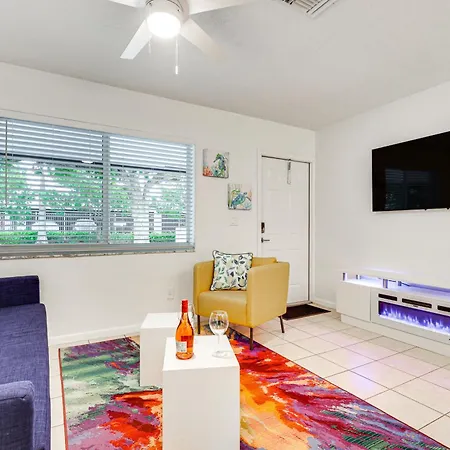 Hallandale Beach Condo Near Sand And Shopping!